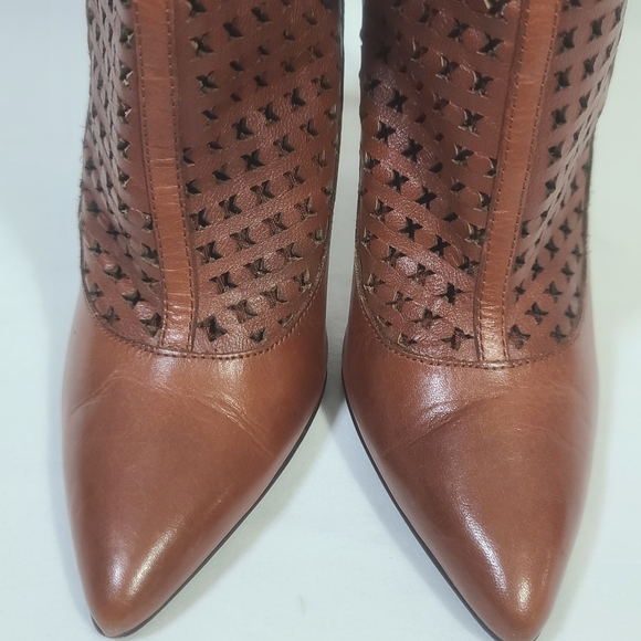 Donald J. Pliner DMSX Tan Brown Laser Cut Perforated Ankle Heeled Booties Size 6 - Picture 6 of 16